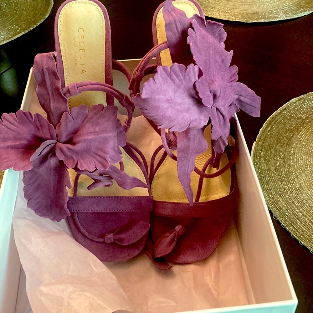 NIB Cecelia Lavender Hibiscus Sandals